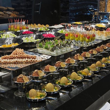 Doubletree By Hilton Istanbul - Piyalepasa Hotel Kültér fotó A buffet of canapés