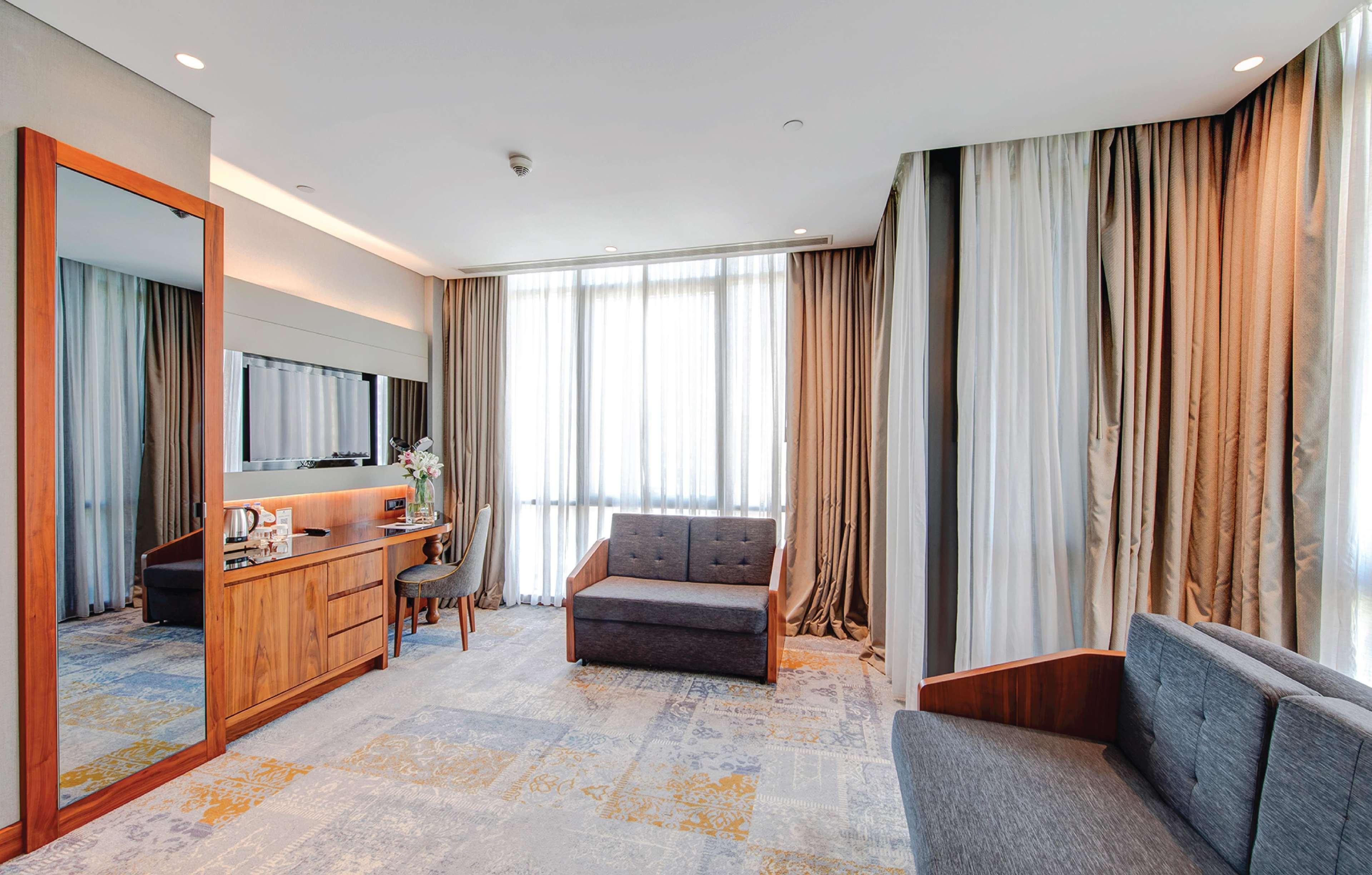 Doubletree By Hilton Istanbul - Piyalepasa Hotel Kültér fotó A suite at the hotel
