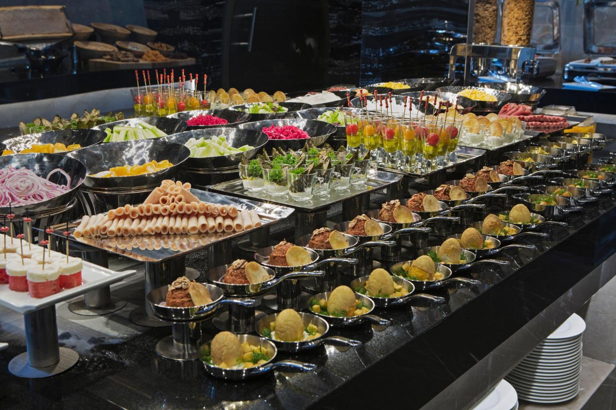 Doubletree By Hilton Istanbul - Piyalepasa Hotel Kültér fotó A buffet of canapés