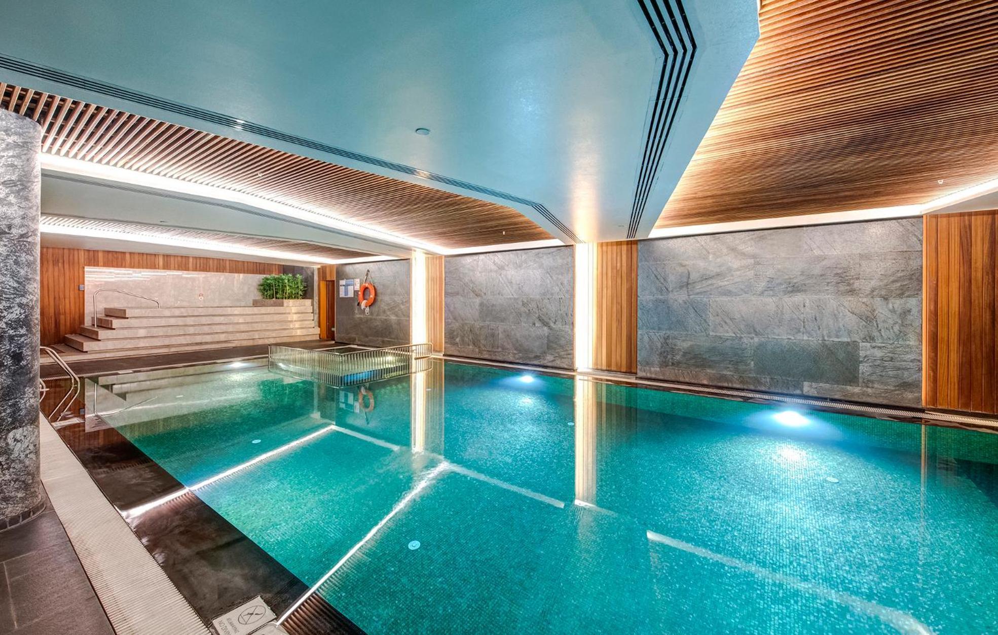 Doubletree By Hilton Istanbul - Piyalepasa Hotel Kültér fotó The swimming pool at the hotel