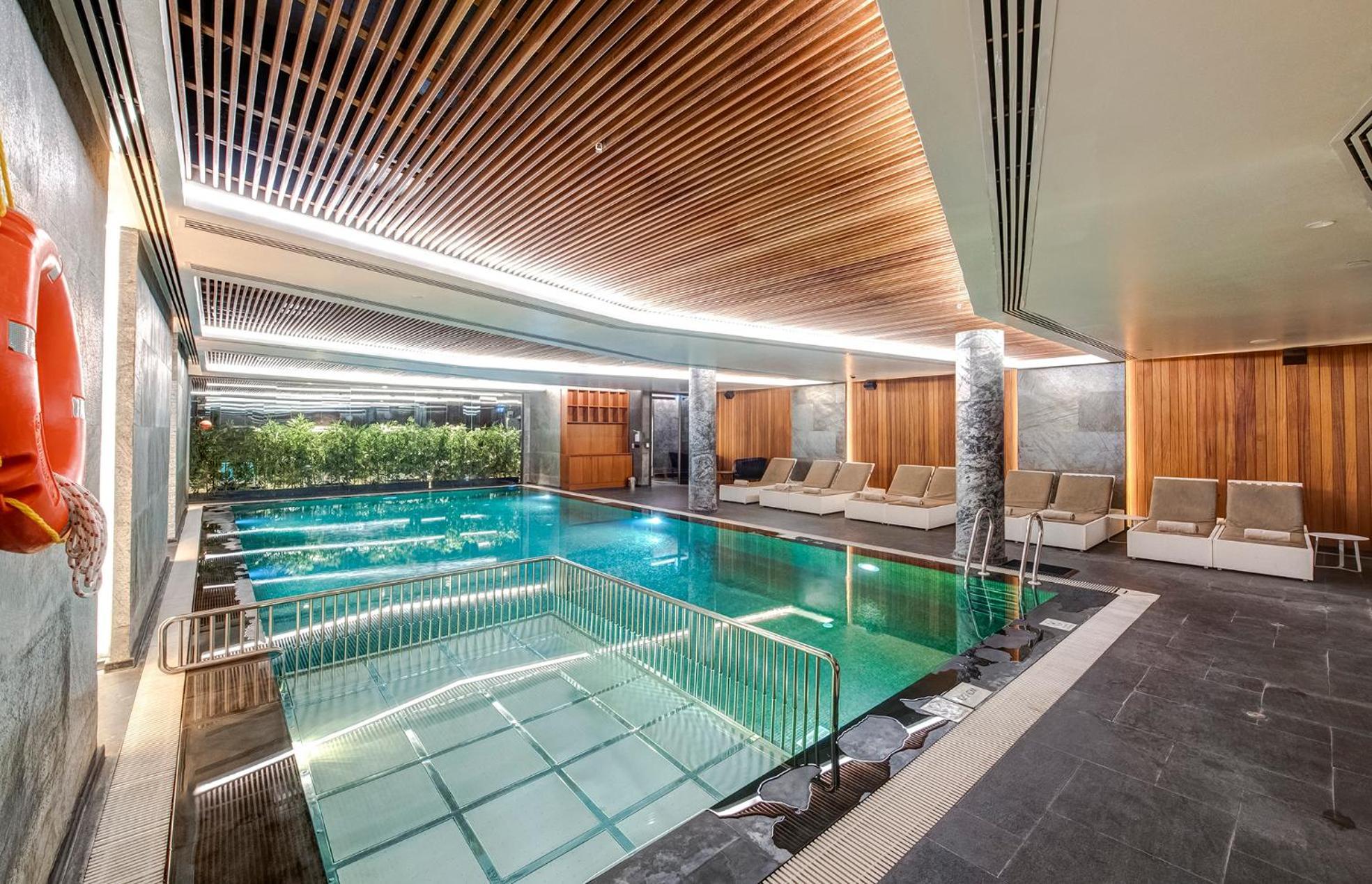 Doubletree By Hilton Istanbul - Piyalepasa Hotel Kültér fotó The swimming pool at The Landmark