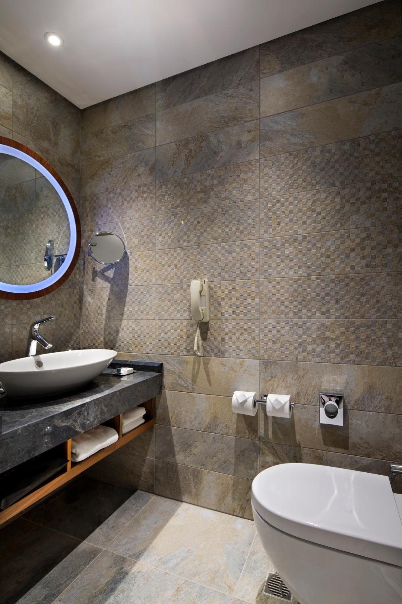 Doubletree By Hilton Istanbul - Piyalepasa Hotel Kültér fotó Bathroom