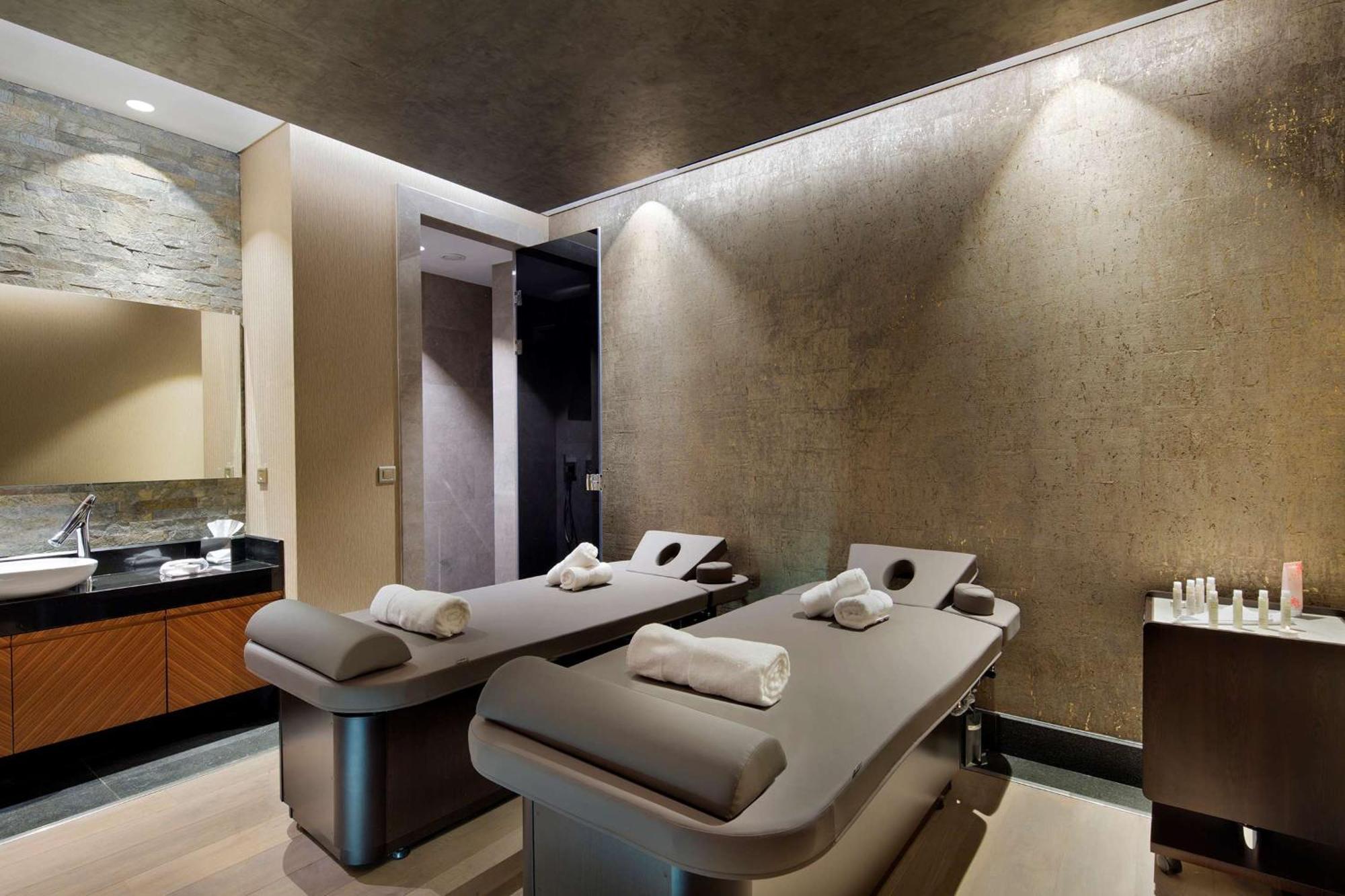 Doubletree By Hilton Istanbul - Piyalepasa Hotel Kültér fotó The spa at The Dorchester