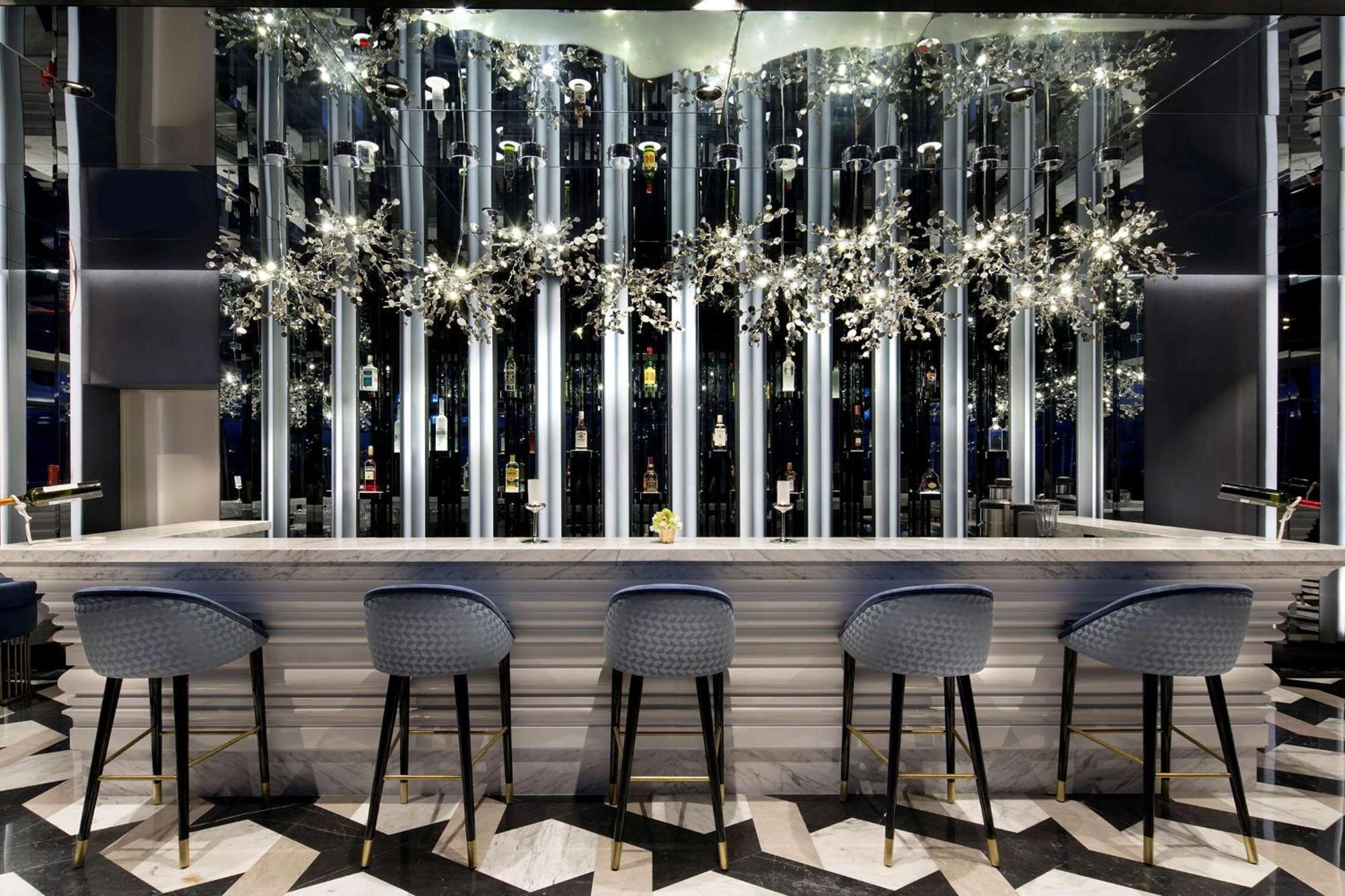 Doubletree By Hilton Istanbul - Piyalepasa Hotel Kültér fotó The bar at the hotel