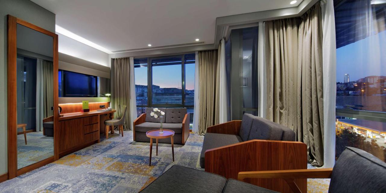 Doubletree By Hilton Istanbul - Piyalepasa Hotel Kültér fotó A suite at the hotel