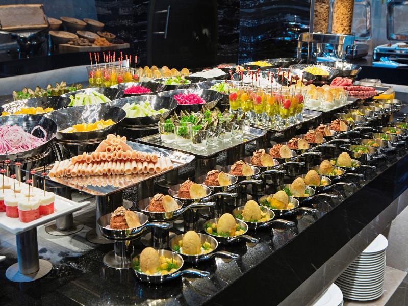 Doubletree By Hilton Istanbul - Piyalepasa Hotel Kültér fotó A buffet of canapés